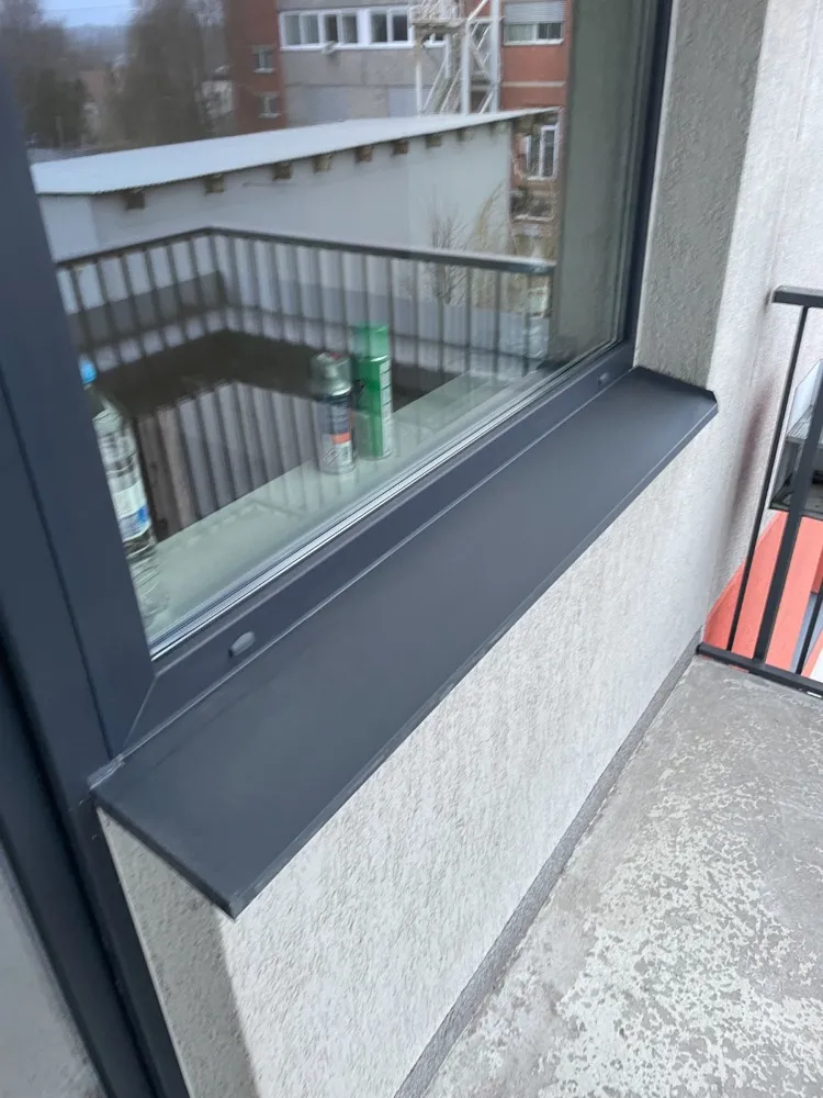 Iztīrīts skatlogs un palodze